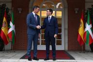 Fotografía del acto Pedro Sánchez preside, junto al lehendakari, Imanol Pradales, la Comisión Bilateral de Cooperación Administración del Estado-Comunidad Autónoma del País Vasco, en el Complejo de la Moncloa