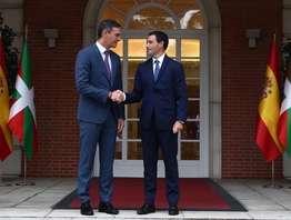 Fotografía del acto Pedro Sánchez mantiene un encuentro con el lehendakari, Imanol Pradales, en el Complejo de la Moncloa