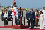 Fotografía del acto SS.MM. los Reyes y S.A.R. la Infanta Doña Sofía presiden el acto de jura o promesa ante Bandera y la entrega de Reales Despachos de empleo de la Escuela Naval Militar