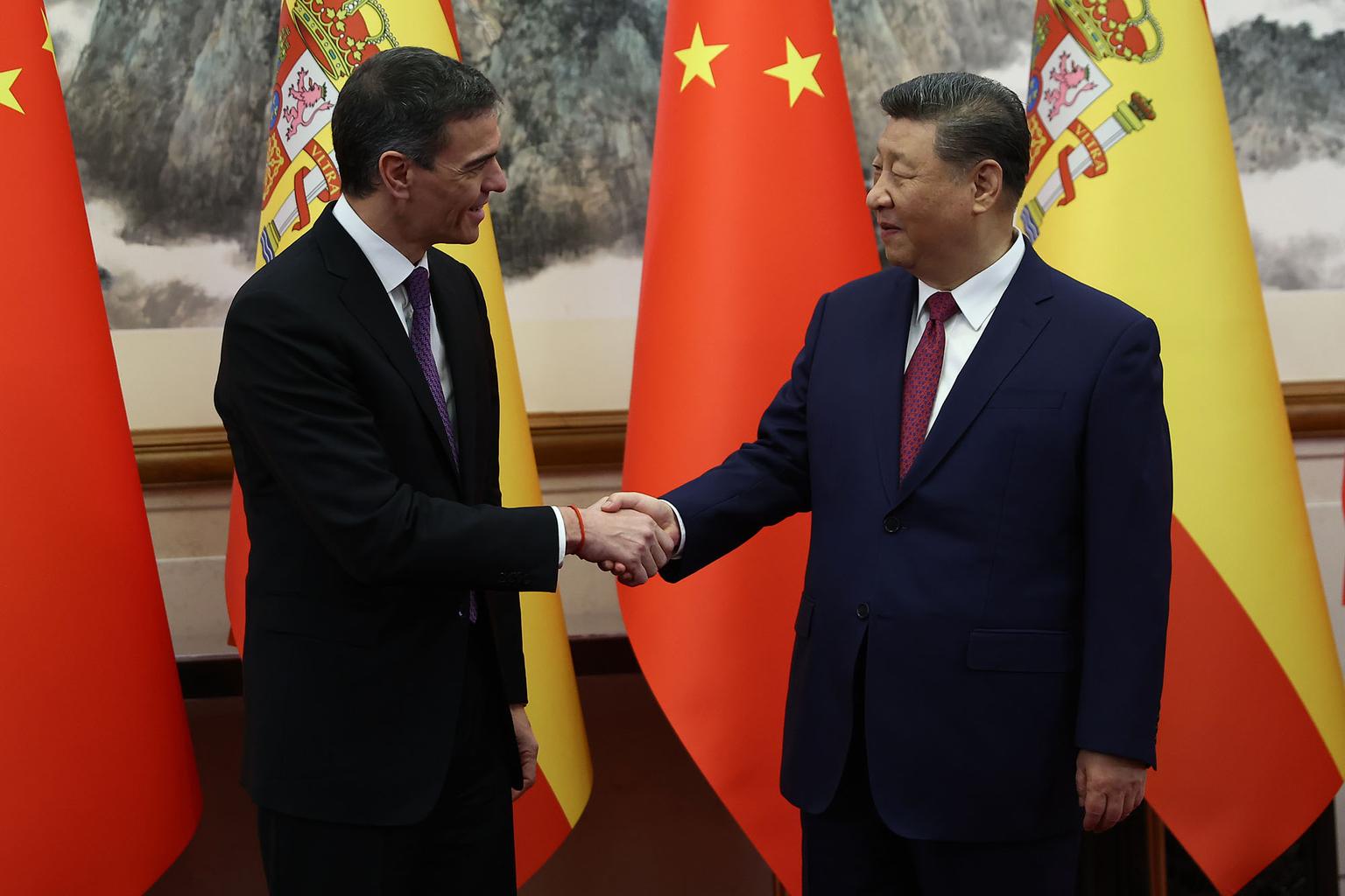 Fotografía de Sánchez y Xi Jinping firman 7 acuerdos para la cooperación y exportación: más porcino y más cerezas a China