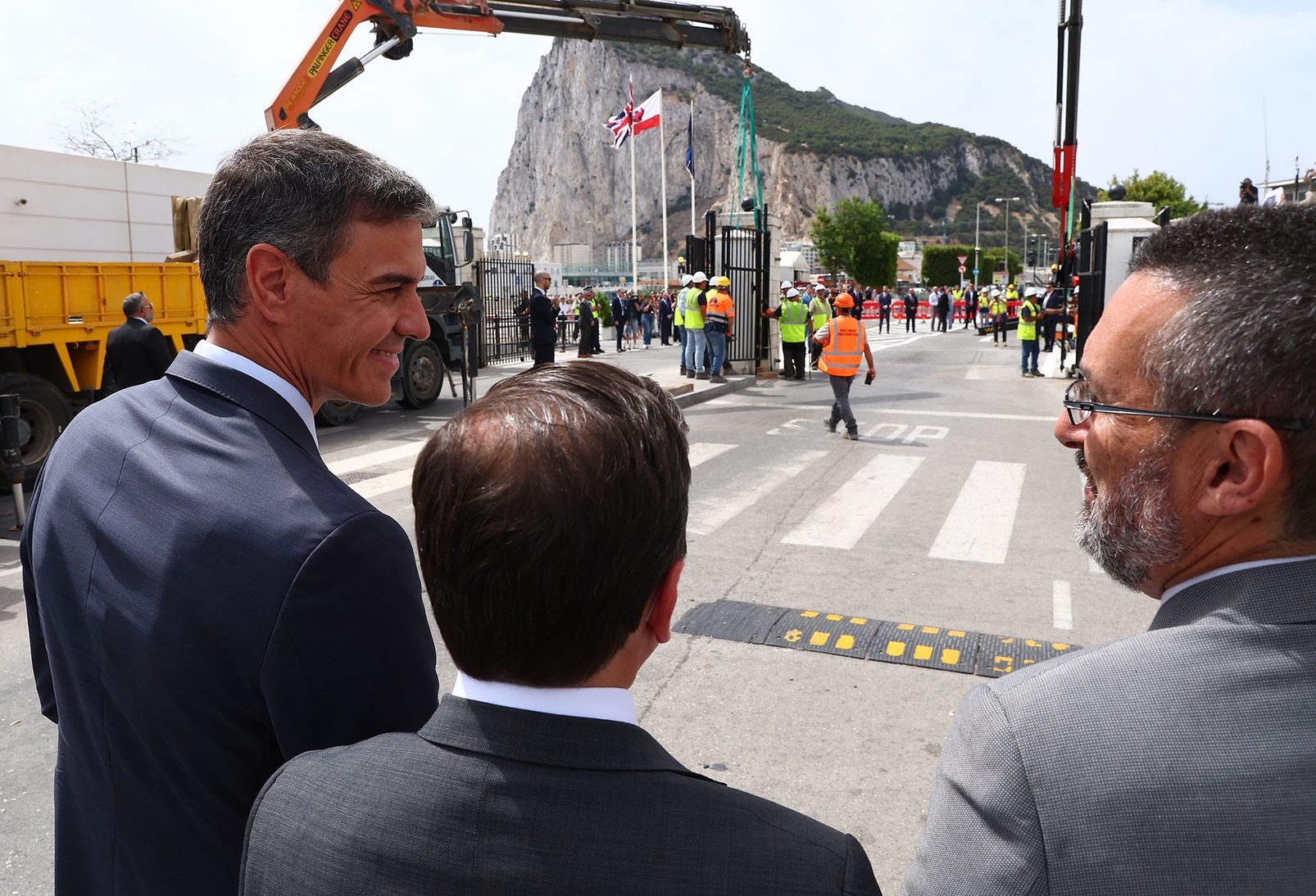Fotografía de Pedro Sánchez preside la demolición de la verja que separaba Gibraltar y La Línea